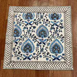 Các họa tiết hoa màu xanh và xám trên nền trắng với đường viền Chevron mang đến cho nó sự rung cảm siêu lạnh 100% vải cotton màu xám - Product Image 1