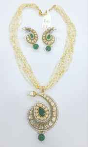 Élégant collier à pendentif Kundan serti de pierres vertes et de boucles d'oreilles assorties pour femmes, parfait pour les occasions traditionnelles - Product Image 4