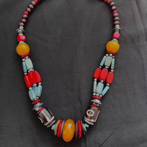 สร้อยคอเชือกประดับลูกปัดเรซิ่นและเขาสัตว์สไตล์คลาสสิก Aura ดีไซน์ศิลปะ เครื่องประดับหรูหราสำหรับผู้หญิง คอลเลคชั่นราคาขายส่ง - Product Image 1