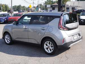 Nettoyer et utilisé 2025 Kia Soul LX FWD avec roues en acier Sièges en cuir Système de navigation Siège chauffant Toit ouvrant à démarrage à distance - Product Image 2