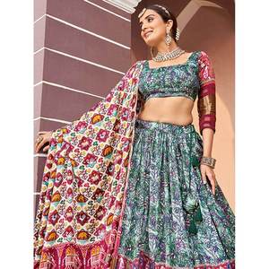 Lehenga Choli en soie Gaji pour femmes, ensembles imprimés fantaisie vert et rose remarquables - Product Image 2