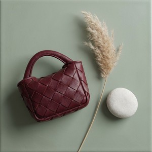 2026 Neue Mini Handgewebte Cobble-Tasche für Damen, Kleine Crossbody-Schultertasche aus PU-Leder, Lippenstifttasche mit Charm-Anhänger, OEM - Product Image 4