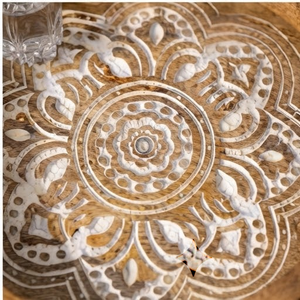 Plateau décoratif rond en bois de manguier avec motif mandala abstrait sculpté, style bohème, plateau de service en bois artisanal - Product Image 2