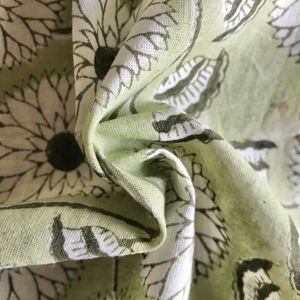 ผ้าฝ้ายพิมพ์ลายดอกไม้สีเขียวเซจ ด้วยเทคนิคการพิมพ์ด้วยมือ ลายเถาวัลย์แบบมินิมอล - Product Image 1