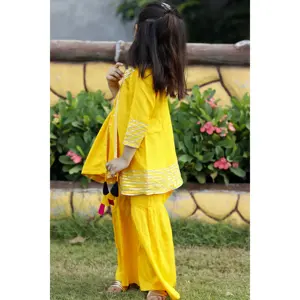 Ensemble de costume traditionnel chinois en rayonne jaune chaud - Product Image 5