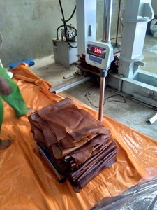 Feuille de caoutchouc naturel RSS 3 nervurée, matière première fumée, qualité supérieure, résistante à l'usure, pour la fabrication de chaussures, usine Ngoc Chau - Product Image 1