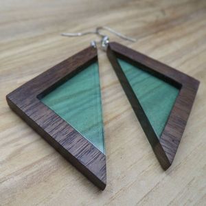 Boucles d'oreilles en forme de cœur en résine noire et blanche avec feuille d'or carrée, ronde et géométrique en bois. - Product Image 4