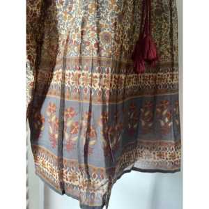 Blusa con Cuello en V para Mujer, Estampado Floral Bohemio, Diseño Bordado de Prado, Tallas XS-4XL, Hecha de Seda, Popelina, Satén, Chifón y Lino - Product Image 4