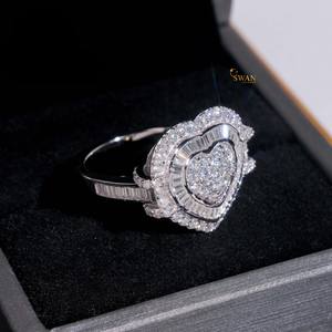 แหวนเพชรโมอิสซาไนต์ทรงหัวใจสีทองทึบ10K ที่สวยงามพร้อมฮาโลและบาแกตต์ของขวัญวันครบรอบแต่งงานสำหรับเจ้าสาว - Product Image 5