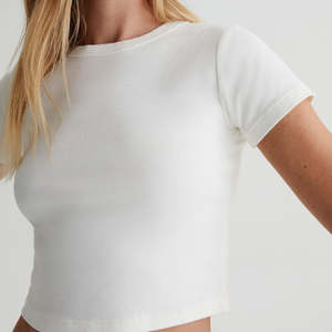 T-shirt court blanc classique pour femme, personnalisable OEM/ODM, en tissu côtelé doux 1x1, polyvalent pour le superposition quotidienne - Product Image 4