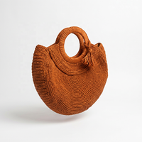 Sac à main demi-lune bohème en raphia fait main pour femme avec pompon décoratif, léger, à fermeture ouverte et poignée unique, idéal pour la plage