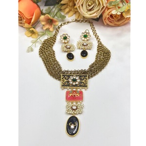 Beau collier de créateur de finition dorée de haute qualité avec des boucles d'oreilles pour la collection de vêtements de mariage pour les femmes et les filles - Product Image 1