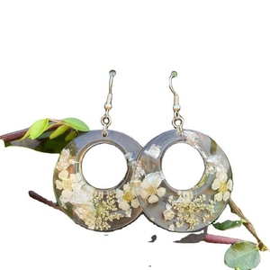 Pendientes de aro de resina Premium Trendy & Safe para pieles sensibles Diseño duradero para mujeres Use Party Weddings - Product Image 3