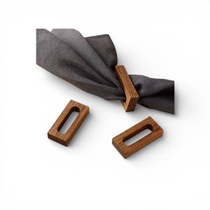 Ensemble d'anneaux de serviette en bois décoratifs avec motif à pois en laiton pour un accent de table rustique de luxe unique - Product Image 3