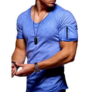 Camiseta Casual de Manga Corta para Hombre, Estilo Moderno para Gimnasio, Color Verde Oliva, Estampado Paisley, Cuello en V, Corte Ajustado, con Bolsillos con Cremallera en la Manga Izquierda - Product Image 4