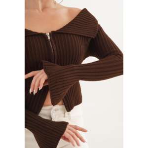 Blusa de Punto Color Café para Mujer con Cierre Completo y Cuello Madonna, Disponible para Venta al Por Mayor - Product Image 2