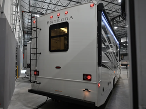 Autocaravana de Lujo Usada E_n_t_e_g_r_a VISION-29S 2024 Lista para Enviar - Entrega a Todo el Mundo - Product Image 3