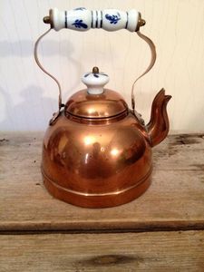 Tetera de cobre tradicional hecha a mano diseñada para la decoración del hogar y uso práctico con elegancia y encanto de inspiración vintage - Product Image 4