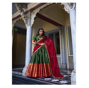 Narayan Pattu Silk Lehenga avec Zari Work Georgette Sequins Dupatta & Blouse Bridal Festive Wear avec 3.5M Flair et fermeture à glissière - Product Image 1