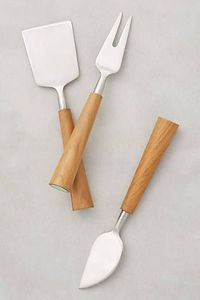 Juego de Tabla de Quesos Artesanal de Resina y Madera de Acacia con 3 Elegantes Cuchillos para Charcutería, Regalo Elegante para Cenas y Recepciones - Product Image 5