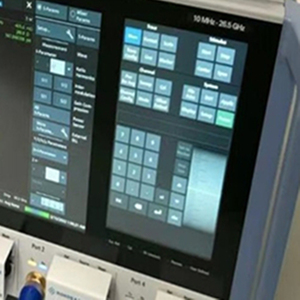 เครื่องวิเคราะห์เครือข่ายแบบเวกเตอร์ Rohde & Schwarz ZNA26 มือสอง ความแม่นยำสูง ระดับ Class2 กำลังไฟ 10kW ป้องกันน้ำและฝุ่น IP67 แรงดันไฟฟ้า 220/240V - Product Image 4
