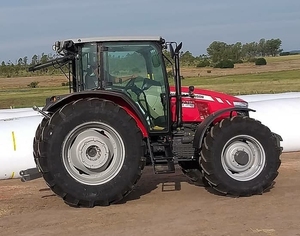 รถแทรกเตอร์เดินตาม Massey Ferguson 375 4WD มือสองคุณภาพดี พร้อมเครื่องยนต์ 85 แรงม้า มีจำหน่ายแล้วตอนนี้ - Product Image 2
