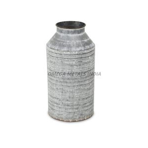 Vases en métal personnalisés en couleur argent élégant avec une forme martelée unique avec un design moderne pour des idées de décoration chic pour la maison - Product Image 4