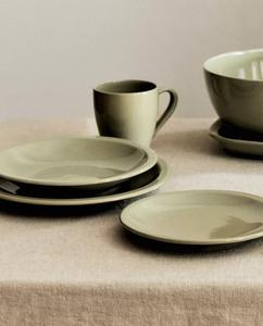 Assiette à dîner en céramique moderne vert sauge, design élégant et discret, finition lisse, construction durable, idéale pour les tables à manger minimalistes - Product Image 4