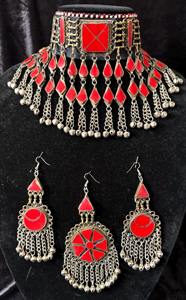 Pendientes tribales rojos llamativos vibrantes hechos con metal plateado con formas geométricas y múltiples colgantes - Product Image 5