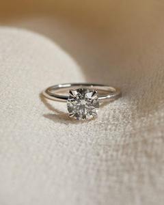 Bague solitaire en diamant de laboratoire de taille ronde, conçue comme une alliance intemporelle pour fiançailles et mariage, fabriquée avec un diamant de 1,50 carat. - Product Image 1