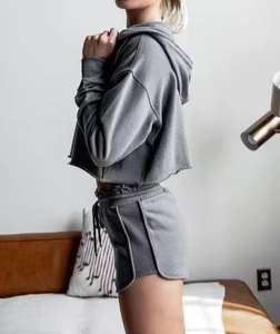 Ensemble haut court et short à capuche de couleur unie pour femmes personnalisées ensemble court deux pièces décontracté à la mode - Product Image 5