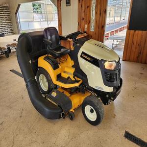 Cortadora de Césped Cub Cadet GT2000 2012 con Sistema de Sonido Premium y Entrega Rápida y Satisfacción Garantizada - Product Image 1