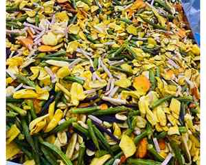 ผักและผลไม้ตากแห้งแบบผสมในถุงสุญญากาศผักและผลไม้แห้งผสมสำหรับอุตสาหกรรมขนมขบเคี้ยวส่งออกจำนวนมาก - Product Image 1