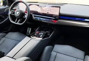 รถบีเอ็มดับเบิลยู เอ็ม5 ลิมูซีน ปี 2025 ใหม่เอี่ยม ระบบไฮบริด/น้ำมัน/ไฟฟ้า GCC เครื่องยนต์ 8 สูบ 585 แรงม้า ยูโร 6e เกียร์อัตโนมัติ พวงมาลัยซ้าย - Product Image 3