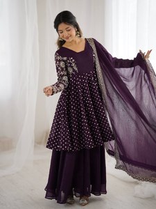 Partie Porter Haut-Bas Et Dupatta Avec Broderie Séquence Travail - Product Image 2