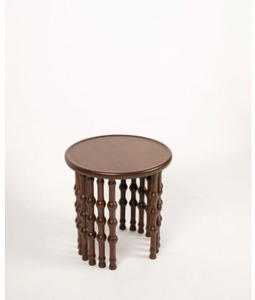 Mesa Auxiliar Escultural de Madera Maciza con Base Arqueada, Mueble Moderno Decorativo para Sala de Estar, Dormitorio y Decoración del Hogar - Product Image 1