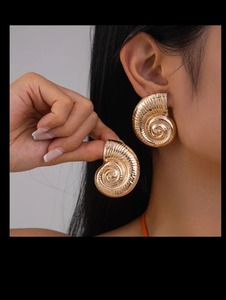Clous d'oreille à la mode classiques pour femmes avec un style minimaliste et un cadeau parfait pour un anniversaire d'Inde - Product Image 3
