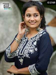 Kurtis courts en rayonne Malai lourd avec broderie pour femmes, vêtements décontractés et de bureau disponibles en grande taille - Product Image 4