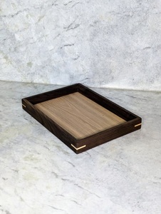 Plateau de rangement et de service rond avec une surface large, poignées robustes, finition lisse, idéal pour les repas et l'organisation élégante de la maison - Product Image 4