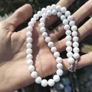 Collar de Cuentas Redondas Lisas de Ónix Blanco con Cadena de Latón Plateado, Estilo Clásico para la Creación de Joyas - Product Image 2