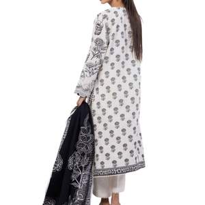 Traje de Tres Piezas Bordado Khaddar Shalwar Kameez de Diseñador, Ropa Étnica de Invierno para Mujer, Conjunto de Vestido Cálido con Chal y Pantalón - Product Image 2