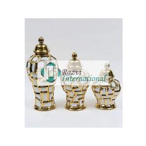 Pot de gingembre blanc avec des détails géométriques en or Décoration de designer dorée moderne Fantaisie Dernier ensemble de pots de gingembre au design antique - Product Image 1