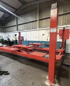 Lève-voiture électrique hydraulique à quatre colonnes économique à double cylindre de 4000 kg 220v 4 tonnes pour équipement automobile - Product Image 4