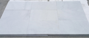 Muestras pequeñas de mármol blanco de Carrara arenado antideslizante de 20x20 cm para pavimentos de jardín, interiores, exteriores, alrededor de piscinas y entradas de vehículos, fabricado en Turquía. - Product Image 6