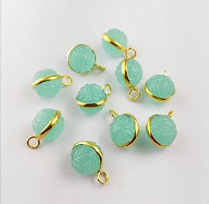 Colgante de Piedra Preciosa Redonda de Calcedonia Aqua de 12 mm, Bisel Chapado en Oro, Amuleto Tallado con Flores para la Fabricación de Joyas Infantiles al por Mayor - Product Image 1