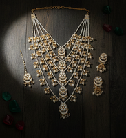Collier traditionnel antique à trois rangs en or poli, magnifiquement conçu dans un design élégant, parfait pour les femmes indiennes.