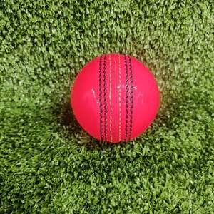 Balle dure de cricket rose 134g personnalisable haute performance avec logos et tailles personnalisés - Product Image 3