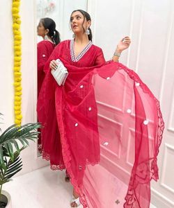 Vêtements de fête indiens mariage mariée Lehenga Choli pour les femmes en une pièce Lavener avec velours broderie Chunni - Product Image 3