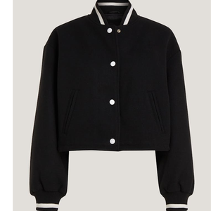 Chaqueta Bomber Urbana Clásica Unisex Negra con Ribete Blanco, Estilo Varsity Extra Grande, Prenda Exterior Icónica de Estilo Urbano Vintage - Product Image 1