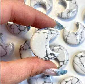 Haute qualité sculpté à la main cristal naturel blanc Howlite lune forme sculpture pour la décoration de la maison - Product Image 4